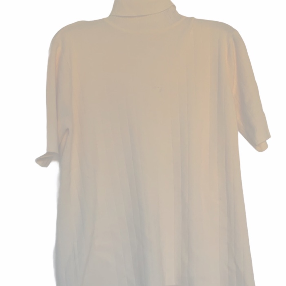 Short sleeves cream sweater turtleneck